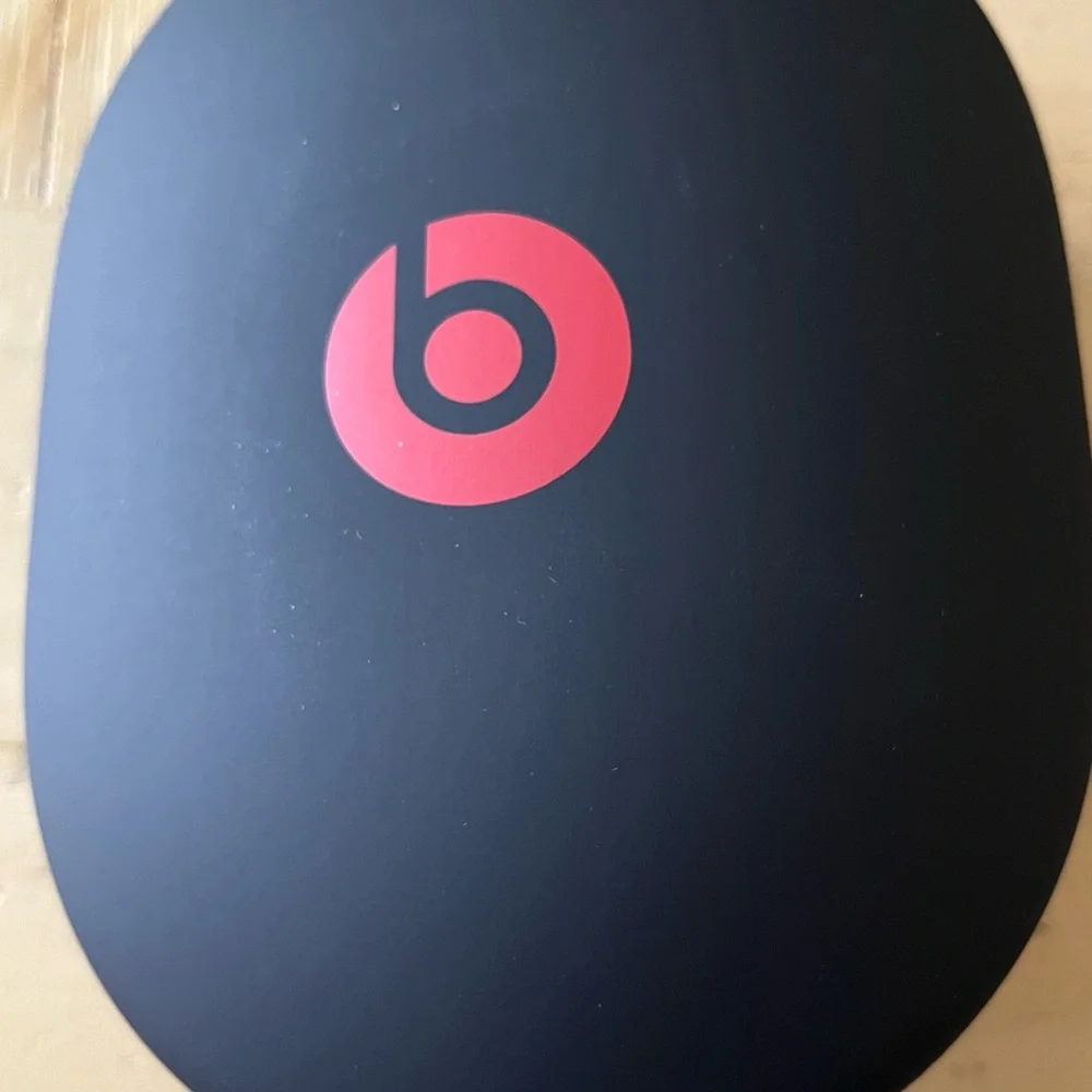 Beats Studio3 Wireless Noise Cancelling Over-Ear Headphones - Picture 9 of 10